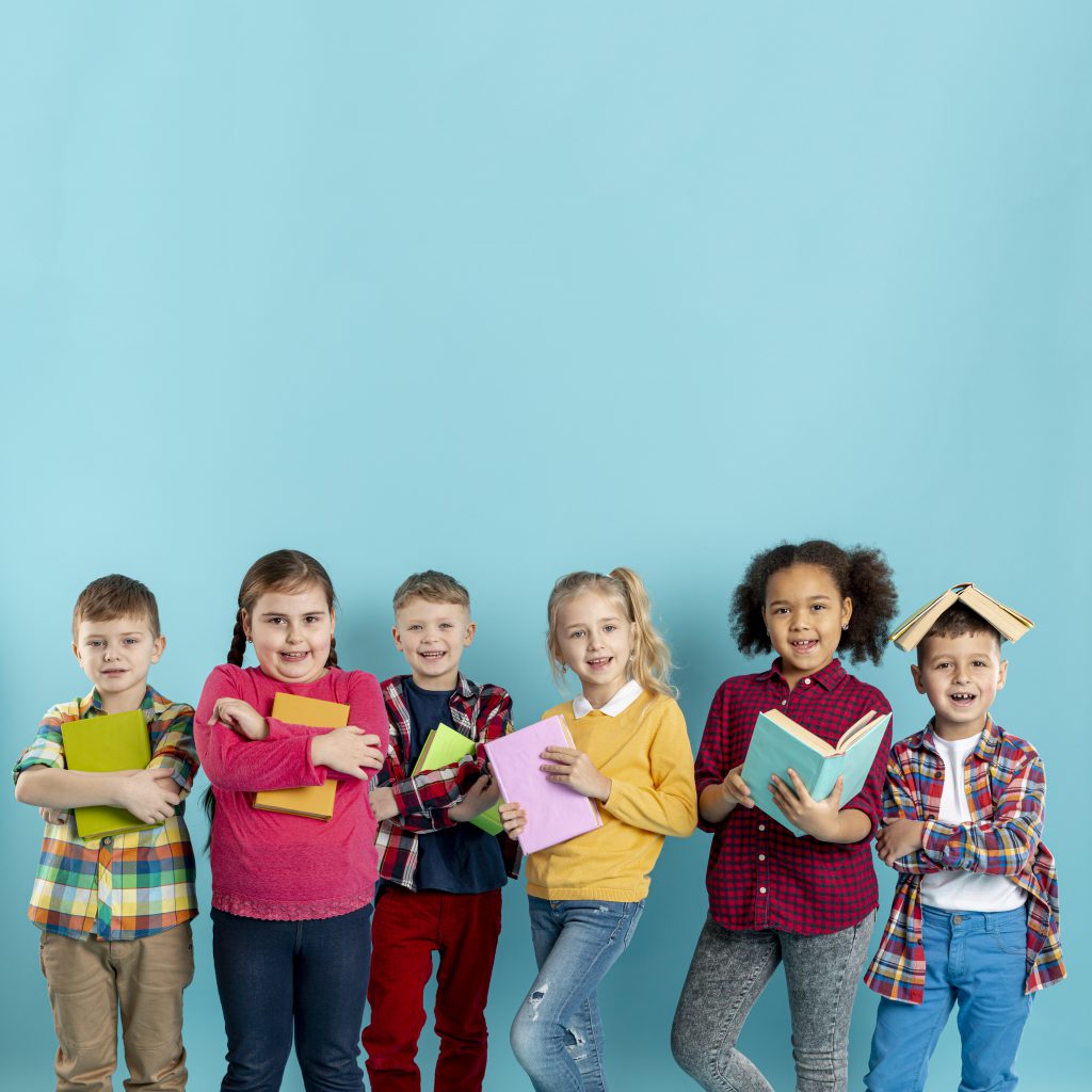 Crianças Diversas segurando livros